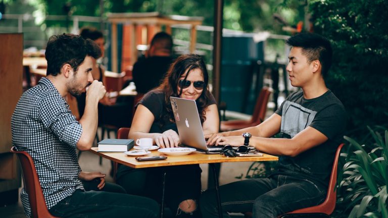 Título: Claves para emprender con éxito en el mercado digital